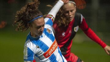 Nahikari y Eva Alonso durante el partido entre la Real Sociedad y el Rayo Vallecano.