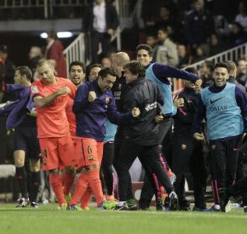 Los jugadores celebran el 0-1 de Busquets.