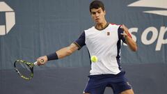 El tenista espa&ntilde;ol Carlos Alcaraz devuelve una bola durante su partido ante Cameron Norrie en primera ronda del US Open Tennis Championships en el USTA National Tennis Center de Flushing Meadows, New York.