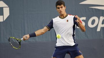 El tenista español Carlos Alcaraz devuelve una bola durante su partido ante Cameron Norrie en primera ronda del US Open Tennis Championships en el USTA National Tennis Center de Flushing Meadows, New York.
