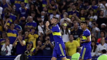 Boca Juniors' forward Dario Benedetto (C) celebrates after scoring a goal against Colon during their Argentine Professional Football League match at La Bombonera stadium in Buenos Aires, on February 13, 2022. (Photo by ALEJANDRO PAGNI / AFP)