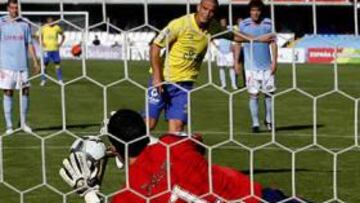 <b>DECISIVO. </b>El Celta se pudo llevar los tres puntos gracias a Falcón, que detuvo el penalti lanzado por Miguel García.