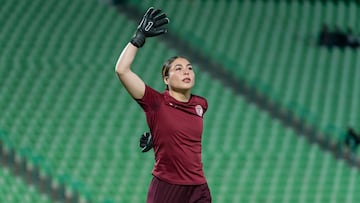 Wendy Toledo realiza ejercicios de calentamiento previo a un partido con el Toluca.