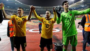 Timothy Castagne, Eden Hazard y Thibaut Courtois, tras un partido de B&eacute;lgica.