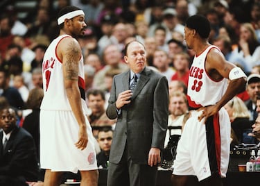 “El mejor equipo que el dinero puede comprar”. Así definió Phil Jackson a esta horda ingente de talentos a inicios de curso. Scottie Pippen, miembro de esa plantilla, también picó al Maestro Zen en el primer Blazers-Lakers de la temporada: “Vuestro triángulo, más que un triángulo parece un cuadrado”, dijo en tono jocoso tras la victoria del equipo de Oregón. Finalmente, la moneda salió cara para los Lakers, que liderados por Kobe Bryant consiguieron una remontada histórica en el séptimo partido de las finales de la Conferencia Oeste, que perdían de 16 puntos en el último cuarto. Esto, la aparición clave de Shaquille O’Neal (en la mejor temporada de su carrera) y la crisis de los Blazers, inclinó la balanza. Además de Pippen, la plantilla era impresionante: Avrydas Sabonis, Steve Smith, Rasheed Wallace, Damon Stoudemire, Detlef Schrempf, Bonzi Wells… Los problemas con el entrenador Mike Dunleavy demostraron que el talento sin sentido vale de poco. Y el proyecto no tuvo más oportunidades. Y fue Phil Jackson, y no Scottie Pippen, el que después de los éxitos de los Bulls, tuvo la oportunidad de luchar por su séptimo anillo. Con éxito, claro. Al fin y al cabo, llegó hasta los 11 como entrenador, 13 si contamos también su etapa como jugador. Se dice pronto. 