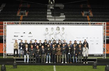 Foto de grupo de las leyendas que acudieron a la presentación del partido.