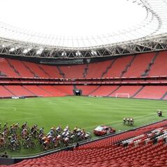 Mítica salida de La Vuelta desde San Mamés: Ciclista emula penal