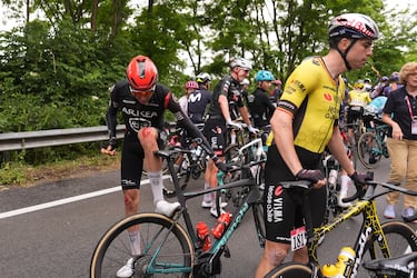 Carrera neutralizada tras una caída durante la sexta etapa del Giro de Italia, de Potenza a Nápoles. 