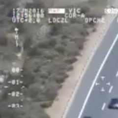 Los vehículos que pueden circular a 150 km/h: así es el distintivo V12 de la DGT que lo permite