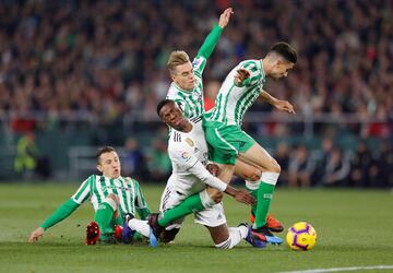 Vincicius entre Guardado, Francis y Bartra.