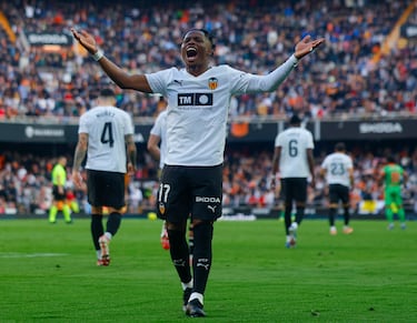 Tres jornadas marcando que han ayudado al Valencia a respirar, para un Ramazani que se está mostrando infalible desde los once metros. Ante Osasuna, además, tuvo que repetir un penalti; y si el primer lanzamiento fue bueno, el segundo fue mejor.
