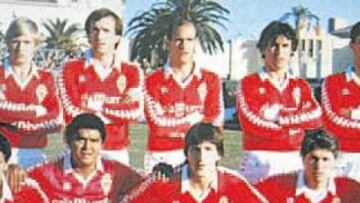 <b>EL MEJOR MURCIA DE PRIMERA. </b>Arriba, Manu Núñez, y abajo Manolo y Guina, con el Murcia de la temporada 83-84.
