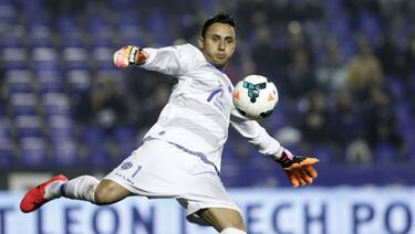 Sus dos primeras temporadas en el Levante lució el dorsal '13'; sin embargo, la última, la de su explosión, ya era el número '1' de Orriols. Su carrera como levantinista se fraguó a fuego lento. Siempre trabajando en silencio como el que más. En realidad, la historia continua de su carrera. Comenzó como suplente, participando en la Copa del Rey y en un sólo encuentro liguero. El segundo curso alternó la UEFA y la Copa, hasta que sus actuaciones le hicieron acabar LaLiga como titular. Pasó de algo más de 500 minutos a 2280. La última temporada ya irrumpió con fuerza entre los mejores, con 3429 minutos, más que en sus dos primeros cursos. El Mundial fue su consagración. El Madrid pagó su claúsula y durante un tiempo, hasta el traspaso de Jefferson Lerma, fue la venta más lucrativa del Levante.