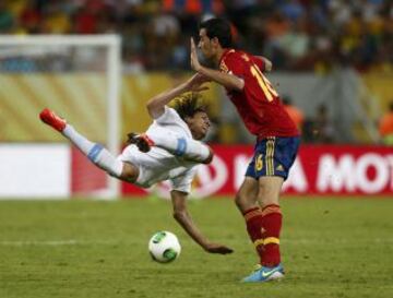 Cavani cae ante Busquets.