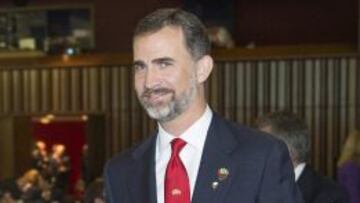 El príncipe Felipe de Asturias sonríe a su llegada al Centro de Congresos de Beaulieu.