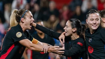 ALCALÁ DE HENARES (MADRID), 09/11/2024.- La centrocampista del Barcelona Aitana Bonmatí (c) celebra con Alexia Putellas (i) tras marcar ante el Atlético, durante el partido de la Liga F que Atlético de Madrid y FC Barcelona disputan este sábado en el Centro Deportivo Wanda de Alcalá de Henares. EFE/Sergio Pérez