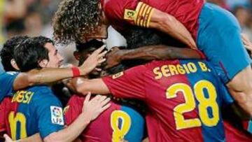 <b>UNA PIÑA. </b>Los jugadores del Barça celebran uno de los seis goles que consiguieron ayer en El Molinón.