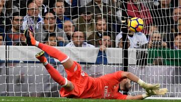 Real Madrid's Spanish goalkeeper Kiko Casilla fails to stop the ball kicked by Malaga's Uruguayan midfielder Chory Castro during the Spanish league football match Real Madrid CF against Malaga CF on 25, November 2017 at the Santiago Bernabeu stadium in Madrid. / AFP PHOTO / GABRIEL BOUYS