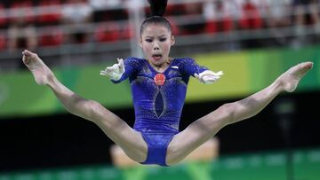 La gimnasta china Shang Chunsong durante la final del concurso de barras asimétricas en los Juegos Olímpicos de Río.