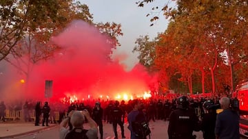 Máxima tensión en la llegada del PSG a Montjuïc: la afición del Barça lanzó bengalas contra el bus