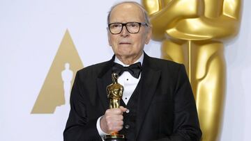 Ennio Morricone posa con el Oscar a la Mejor Banda Sonora Original de 2016 por &#039;Los Odiosos Ocho&#039;.