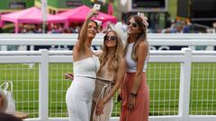 Baile de sombreros en el "Ladies Day" de Epsom