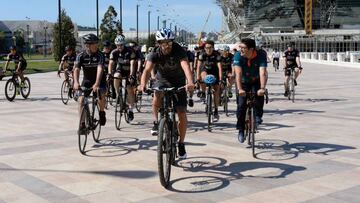 Alonso pasea en bicicleta por Bakú.