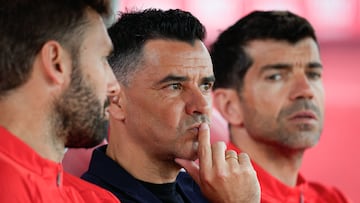 GIRONA, 05/04/2025.- El entrenador del Girona, Míchel Sánchez (c), antes del partido de LaLiga entre el Girona y el Deportivo Alavés y el este sábado en el estadio Montilivi en Girona. EFE/ David Borrat