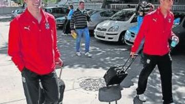 <b>EL GRAN PARTIDO. </b>Alfaro, titular esta tarde, junto a Cendrós salen ayer de Tenerife rumbo a Tarragona, con el objetivo de sumar los tres puntos y continuar en ascenso.