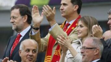 El Príncipe y Rajoy acudieron al debut de España.