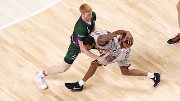 Clemmonds conduce el bal&oacute;n ante Alberto D&iacute;az.