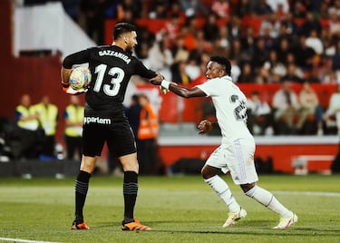 El portero del Girona, Paulo Dino Gazzaniga, también tuvo sus reyertas personales con el '20' del Real Madrid.