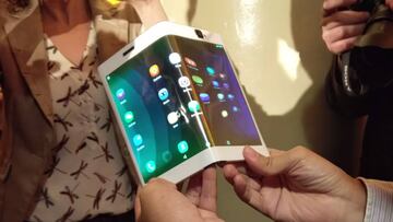 Nueva patente Samsung para un móvil flexible y transparente de 3 pantallas
