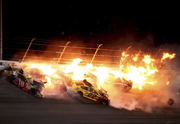 Emocionante inicio de temporada en la Nascar, la competición de automovilismo por excelencia en EE UU. Una tormenta eléctrica provocó un parón de cinco horas y hubo varios accidentes, entre ellos este tan impactante que se produjo en la última vuelta con varios implicados. Ningún piloto resultó herido y McDowell se llevó la victoria.