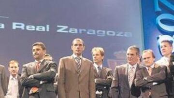 <b>CAMPEONES. </b>Aragón, Belsué, Nayim, Poyet, Pardeza, Aguado, Gay... Los campeones de París y su trofeo.