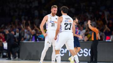 Dzanan Musa y Sergio Llull celebran uno de los triples del capitán madridista para remontar la final de la Supercopa.