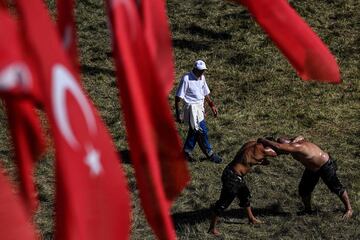 Los luchadores turcos pelean durante el 661º torneo anual de lucha libre de aceite de oliva de Kirkpinar en Sarayici, cerca de Edirne, en el oeste de Turquía. En Kirkpinar, los concursantes, desnudos hasta la cintura, están empapados en aceite de oliva de pies a cabeza y visten pantalones de cuero especialmente diseñados. Los combates uno contra uno que se organizan cada verano se parecen mucho a los primeros que se celebraron hace casi 650 años. Tres toneladas de aceite de oliva se utilizan cada año para la ocasión. 