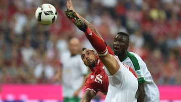 Bayern Munich&#039;s Chilian midfielder Arturo Vidal (L) and Bremen&#039;s defender Ludovic Lamine Sane (R) vie for the ball during the German first division Bundesliga football match between FC Bayern Munich vs SV Werder Bremen in Munich, southern Germany, on August 26, 2016.  / AFP PHOTO / CHRISTOF STACHE / RESTRICTIONS: DURING MATCH TIME: DFL RULES TO LIMIT THE ONLINE USAGE TO 15 PICTURES PER MATCH AND FORBID IMAGE SEQUENCES TO SIMULATE VIDEO. == RESTRICTED TO EDITORIAL USE == FOR FURTHER QUERIES PLEASE CONTACT DFL DIRECTLY AT + 49 69 650050
 