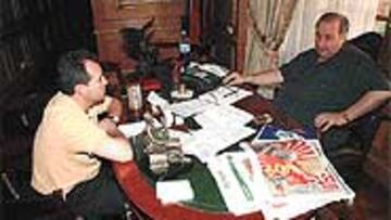 Gil no dudó en atender a los medios de comunicación en el despacho de su casa de Marbella.