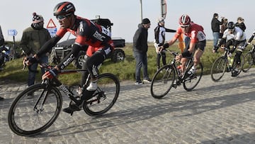 Greg Van Avermaet rueda junto a Tiesj Benoot y Peter Sagan durante la 71ª edición de la 'Omloop Het Nieuwsblad'.