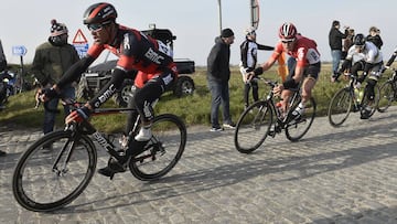 Greg Van Avermaet rueda junto a Tiesj Benoot y Peter Sagan durante la 71&ordf; edici&oacute;n de la &#039;Omloop Het Nieuwsblad&#039;.