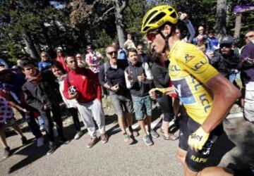 Froome se baja de la bicicleta y recorre parte del Tour a pie