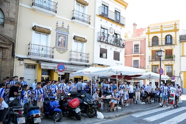 Imágenes de las aficiones del Atlético de Madrid y Real Sociedad en las calles de Sevilla a horas de disputarse la Final de la Copa del Rey.