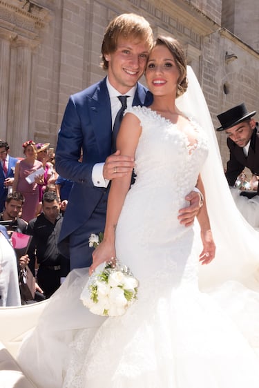 van Rakitić y Raquel Mauri se conocieron en Sevilla en 2011, cuando el futbolista llegó a España tras fichar por el Sevilla FC. Durante sus primeros días en la ciudad, Rakitić se hospedó en un hotel… y fue ahí donde todo comenzó: Raquel trabajaba como camarera en el bar del hotel, y el croata quedó prendado de ella desde el primer momento.