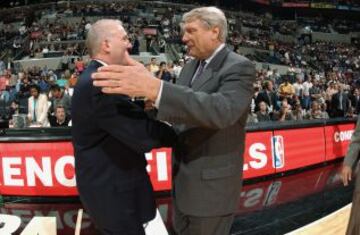 Saludando a Don Nelson, el técnico con más victorias en la historia de la NBA.