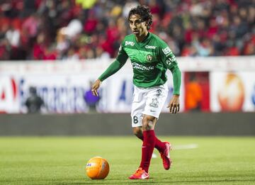 El nacido en Tijuana llegó a Xolos en 2011 para convertirse en un referente ed la institución. Fue el capitán del equipo en el primer título histórico de la institución y llegó a ser seleccionado nacional. También pasó por Atlante, Morelia, Chivas y culminó su carrera en Dorados de Sinaloa.