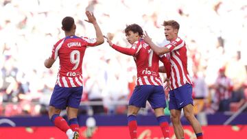 MADRID, SPAIN - NOVEMBER 06: Joao Felix (2ndL) of Atletico de Madrid celebrates scoring their opening goal with teammates Matheus Cunha (L) and Marcos Llorente (R) during the LaLiga Santander match between Atletico de Madrid and RCD Espanyol at Civitas Metropolitano Stadium on November 06, 2022 in Madrid, Spain. (Photo by Gonzalo Arroyo Moreno/Getty Images)