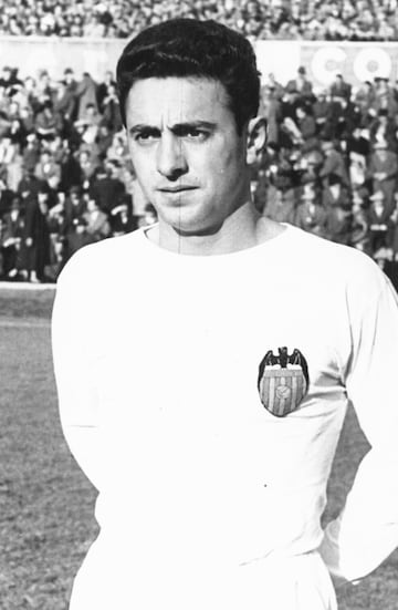 Jugó con el Valencia la temporada 56/57