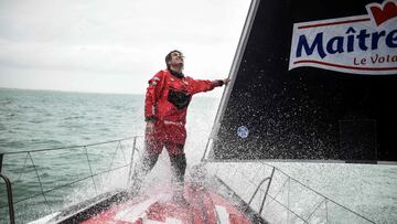 El regatista franc&eacute;s Yannick Bestaven posa en el barco &#039;Maitre Coq&#039;.