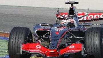 <b>DOMINIO ABSOLUTO.</b> Fernando Alonso continúa siendo el mejor de Mercedes mientras su compañero ha tenido el primer accidente del año.